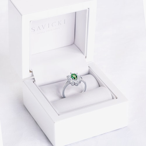 Pierścionek zaręczynowy SAVICKI: białe złoto, szmaragd, białe szafiry